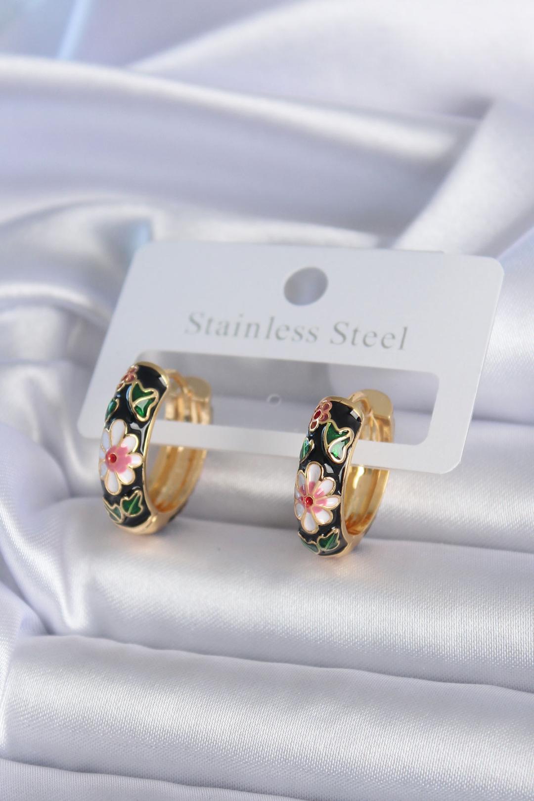 Pirinç Gold Renk Siyah Çiçek İşleme Kadın Küpe