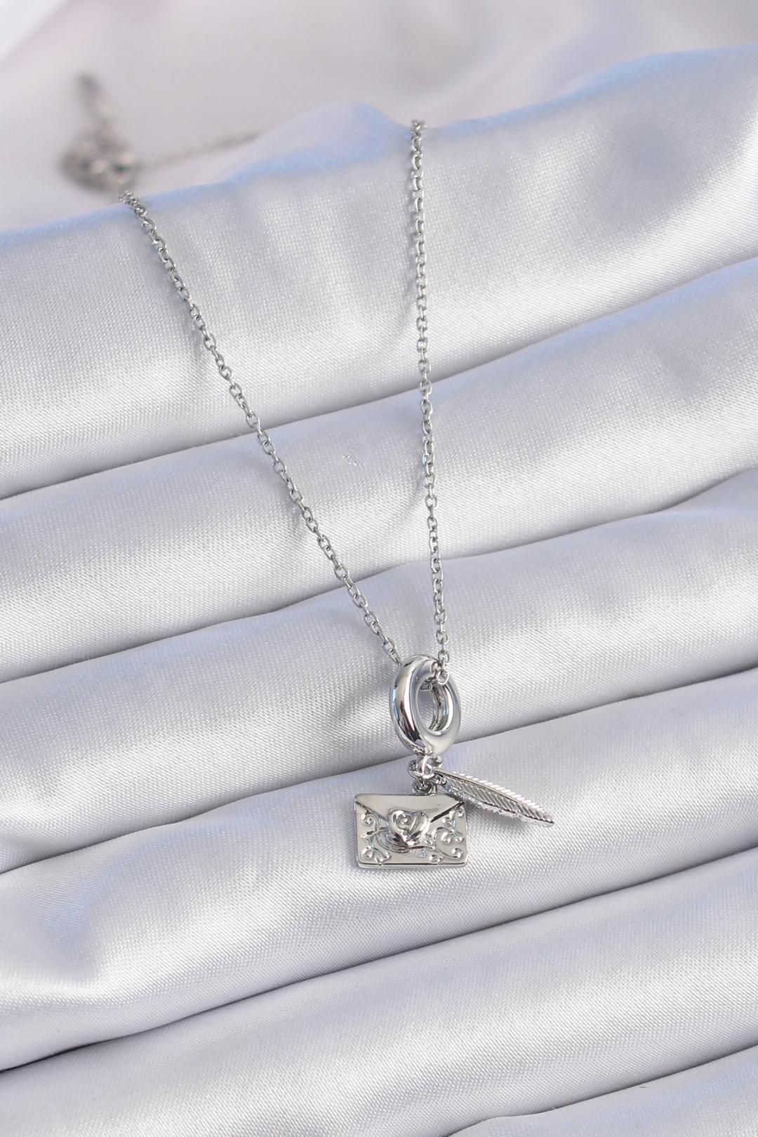 Çelik Gümüş Renk Kalp Detay Mektup Figür Charm Model Kadın Kolye