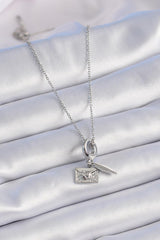 Çelik Gümüş Renk Kalp Detay Mektup Figür Charm Model Kadın Kolye