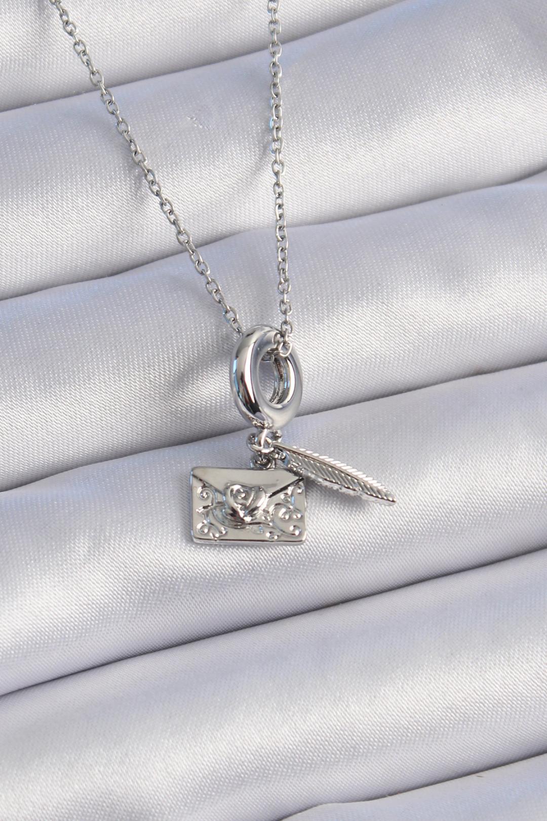 Çelik Gümüş Renk Kalp Detay Mektup Figür Charm Model Kadın Kolye