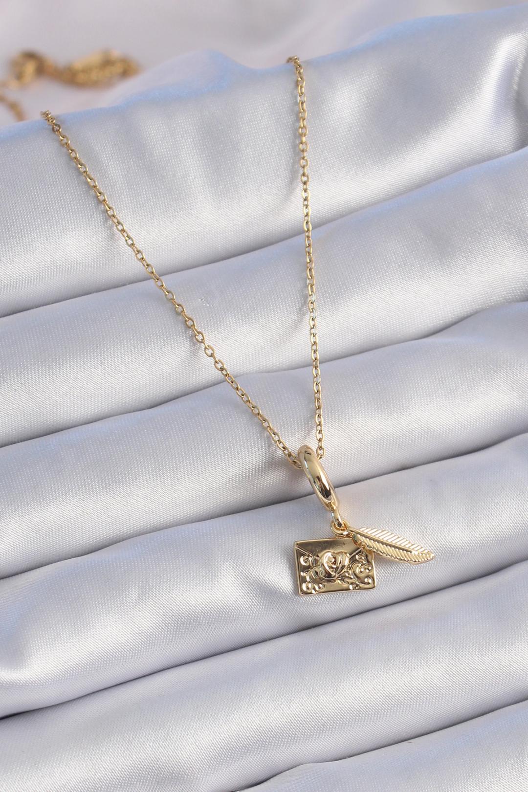 Çelik Gold Renk Kalp Detay Mektup Figür Charm Model Kadın Kolye