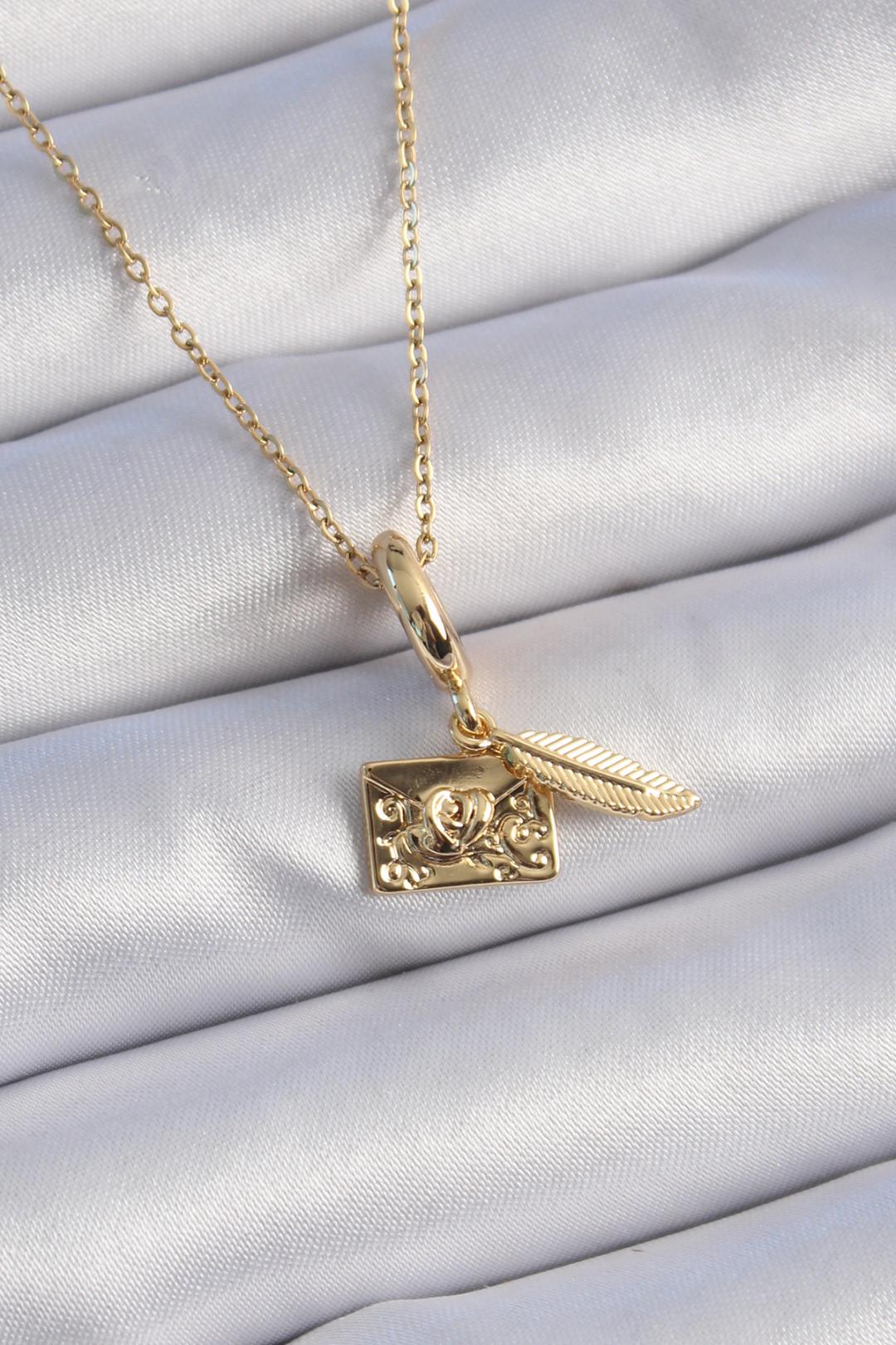 Çelik Gold Renk Kalp Detay Mektup Figür Charm Model Kadın Kolye