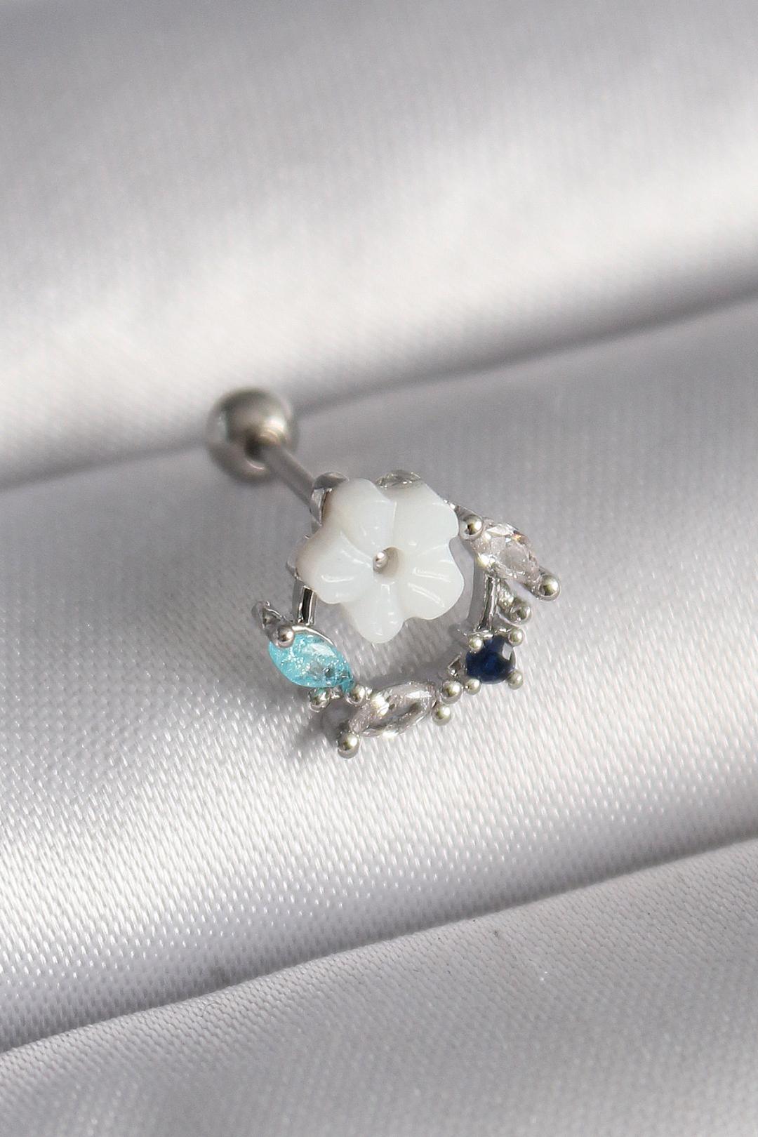 Gümüş Renk Zirkon Taş Detay Beyaz Çiçek Model Tragus Piercing