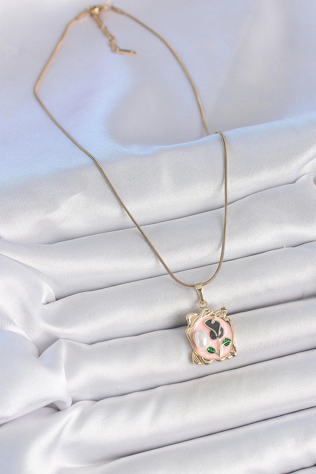 Gold Renk Zincir Pembe Mineli Çiçek İşlemli İnci Detay Portre Model Kadın Kolye