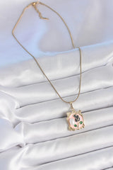 Gold Renk Zincir Pembe Mineli Çiçek İşlemli İnci Detay Portre Model Kadın Kolye