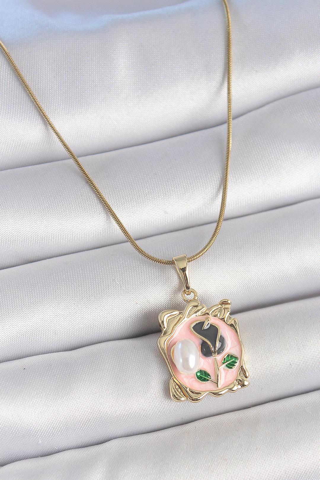 Gold Renk Zincir Pembe Mineli Çiçek İşlemli İnci Detay Portre Model Kadın Kolye