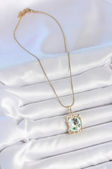 Gold Renk Zincir Mavi Mineli Çiçek İşlemeli İnci Detay Portre Model Kadın Kolye