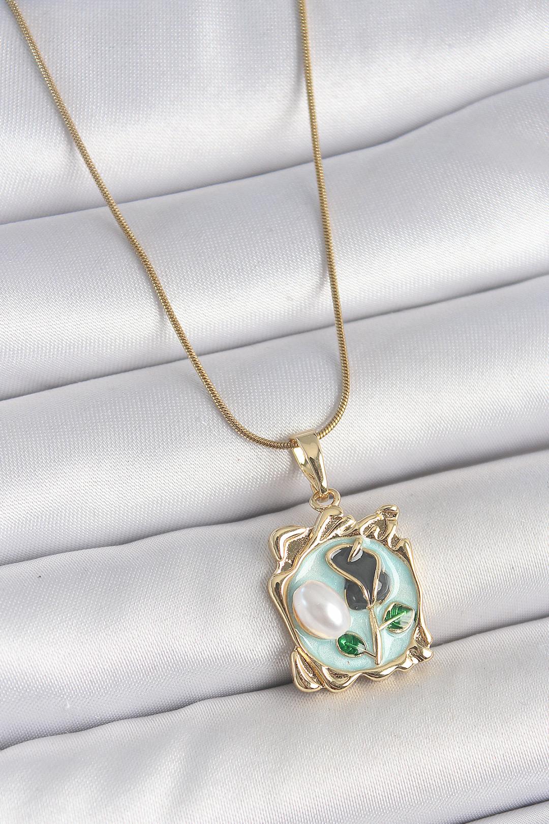 Gold Renk Zincir Mavi Mineli Çiçek İşlemeli İnci Detay Portre Model Kadın Kolye