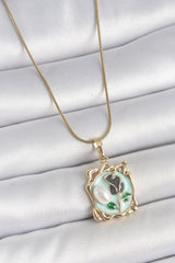 Gold Renk Zincir Mavi Mineli Çiçek İşlemeli İnci Detay Portre Model Kadın Kolye