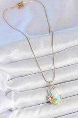 Çelik Gold Renk Zincir Mavi Mineli İncili Çiçek İşlemeli Portre Model Kadın Kolye