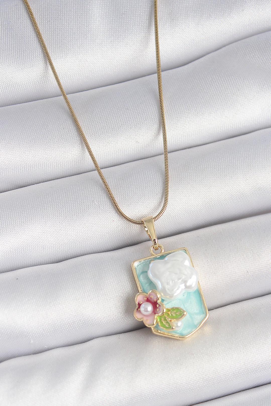 Çelik Gold Renk Zincir Mavi Mineli İncili Çiçek İşlemeli Portre Model Kadın Kolye