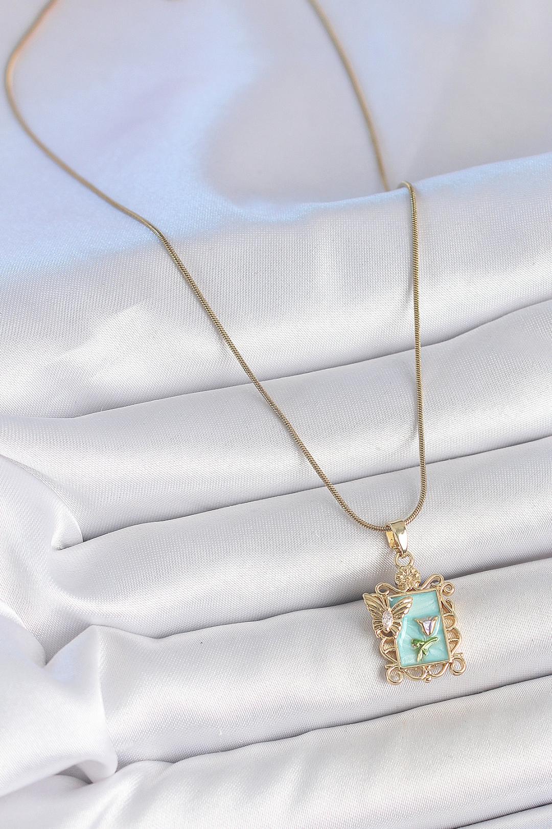 Çelik Gold Renk Zincir Mavi Mineli Çiçek İşlemeli Zirkon Taşlı Kelebek Detay Portre Model Kadın Kolye