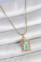 Çelik Gold Renk Zincir Mavi Mineli Çiçek İşlemeli Zirkon Taşlı Kelebek Detay Portre Model Kadın Kolye