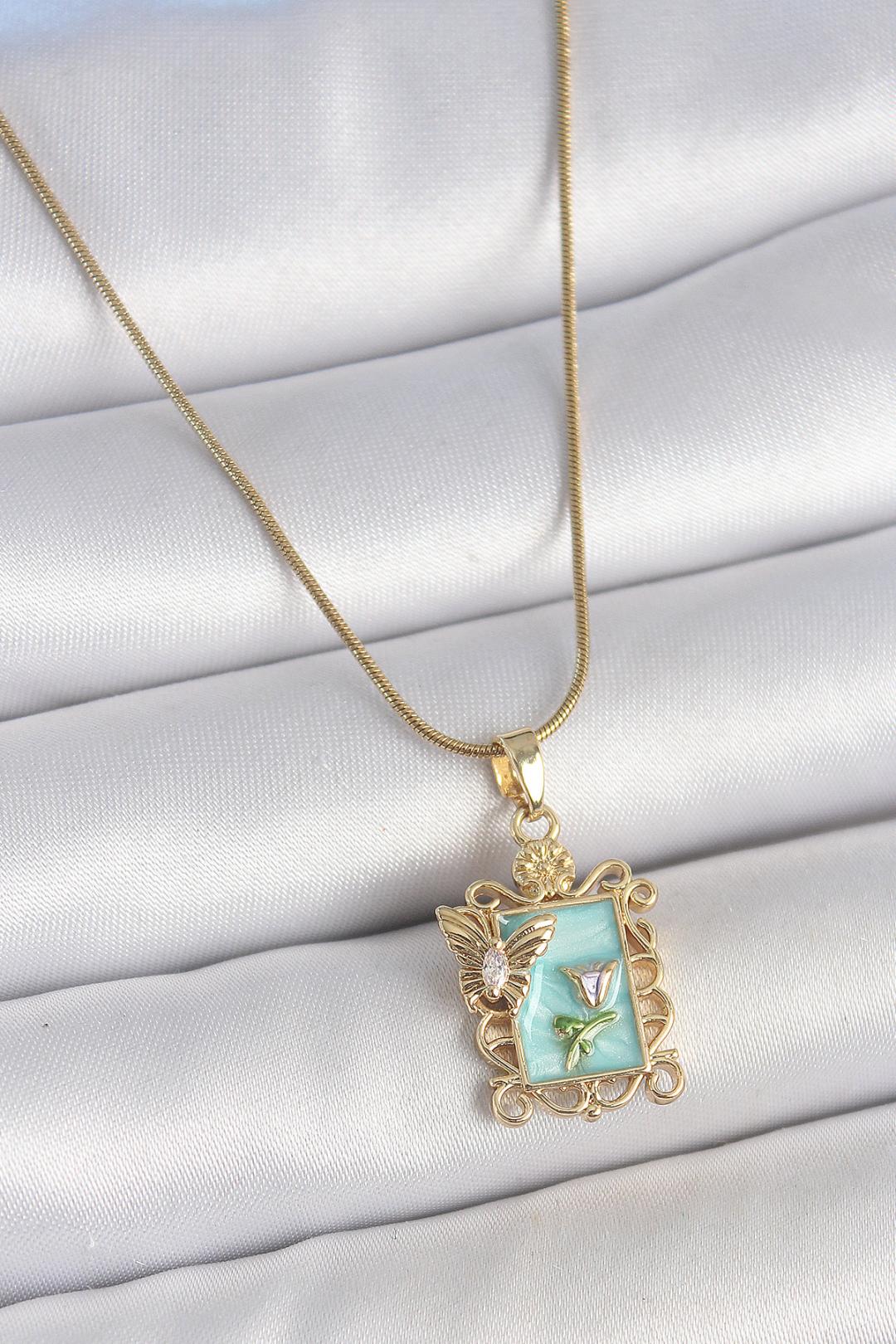 Çelik Gold Renk Zincir Mavi Mineli Çiçek İşlemeli Zirkon Taşlı Kelebek Detay Portre Model Kadın Kolye