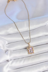 Çelik Gold Renk Zincir Mor Mineli Çiçek İşlemeli Zirkon Taşlı Kelebek Detay Portre Model Kadın Kolye