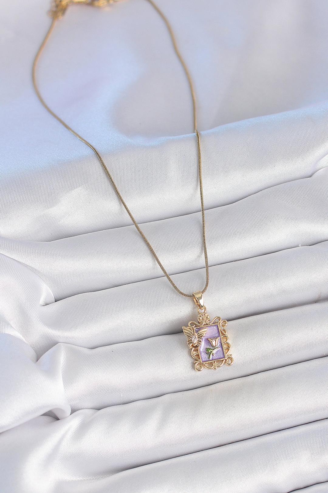 Çelik Gold Renk Zincir Mor Mineli Çiçek İşlemeli Zirkon Taşlı Kelebek Detay Portre Model Kadın Kolye