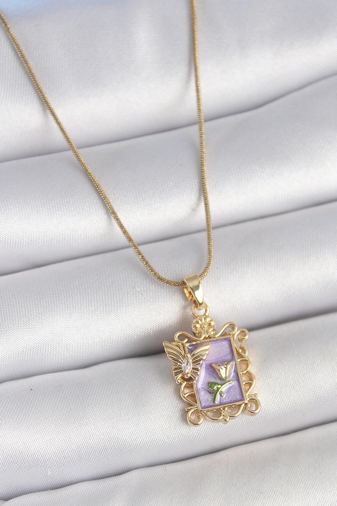 Çelik Gold Renk Zincir Mor Mineli Çiçek İşlemeli Zirkon Taşlı Kelebek Detay Portre Model Kadın Kolye