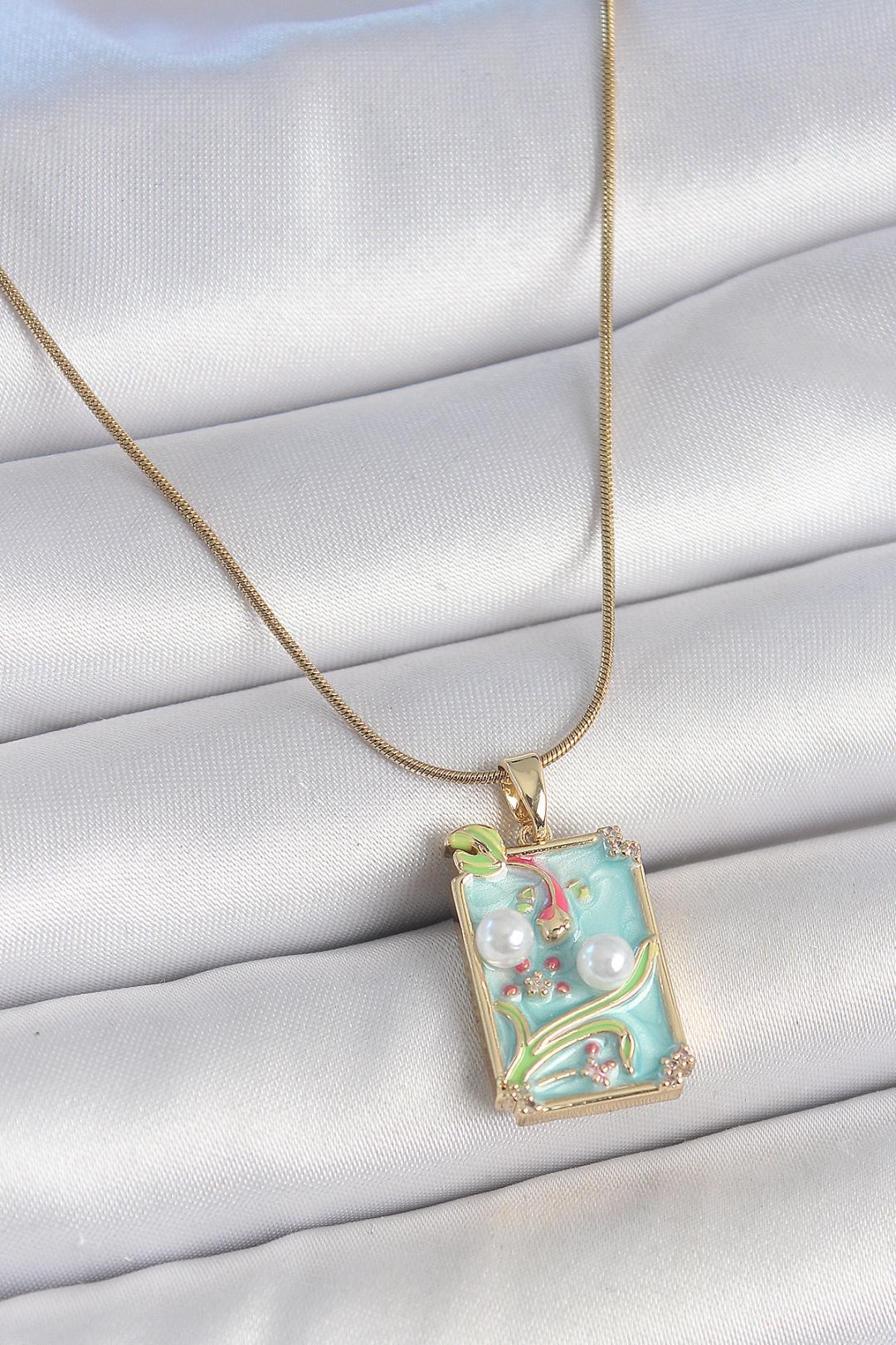 Çelik Gold Renk Zincir Mavi Mineli İncili Çiçek İşlemeli Portre Model Kadın Kolye