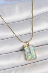 Çelik Gold Renk Zincir Mavi Mineli İncili Çiçek İşlemeli Portre Model Kadın Kolye