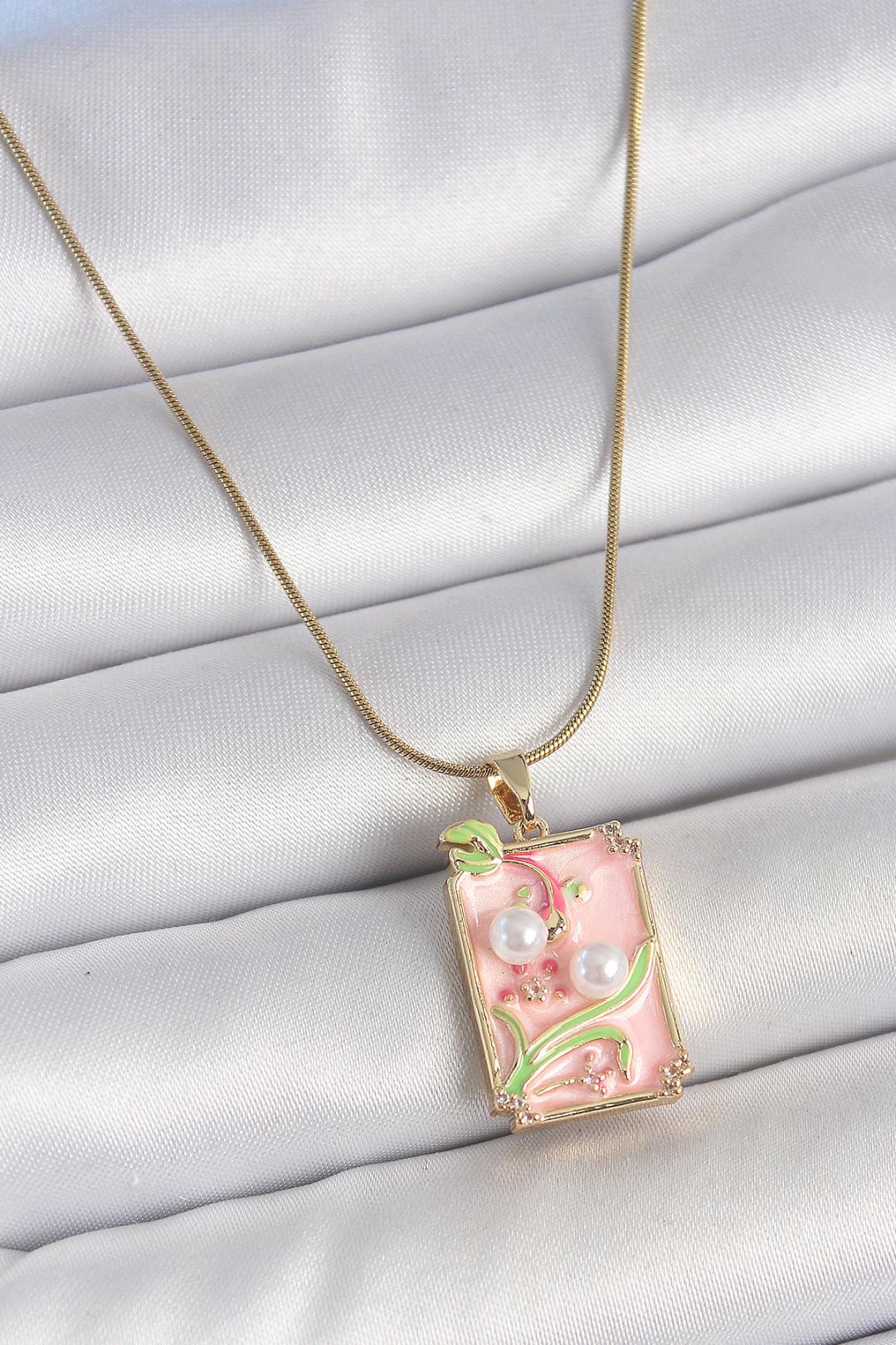 Çelik Gold Renk Zincir Pembe Mineli İncli Çiçek İşlemeli Portre Model Kadın Kolye