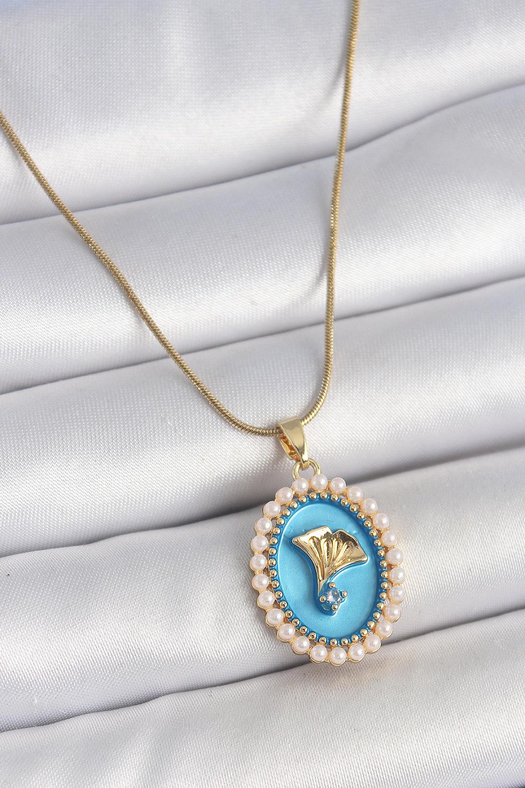Çelik Gold Renk Zincir Mavi Mineli İncili Zirkon Taşlı Çiçek İşlemeli Portre Model Kadın Kolye