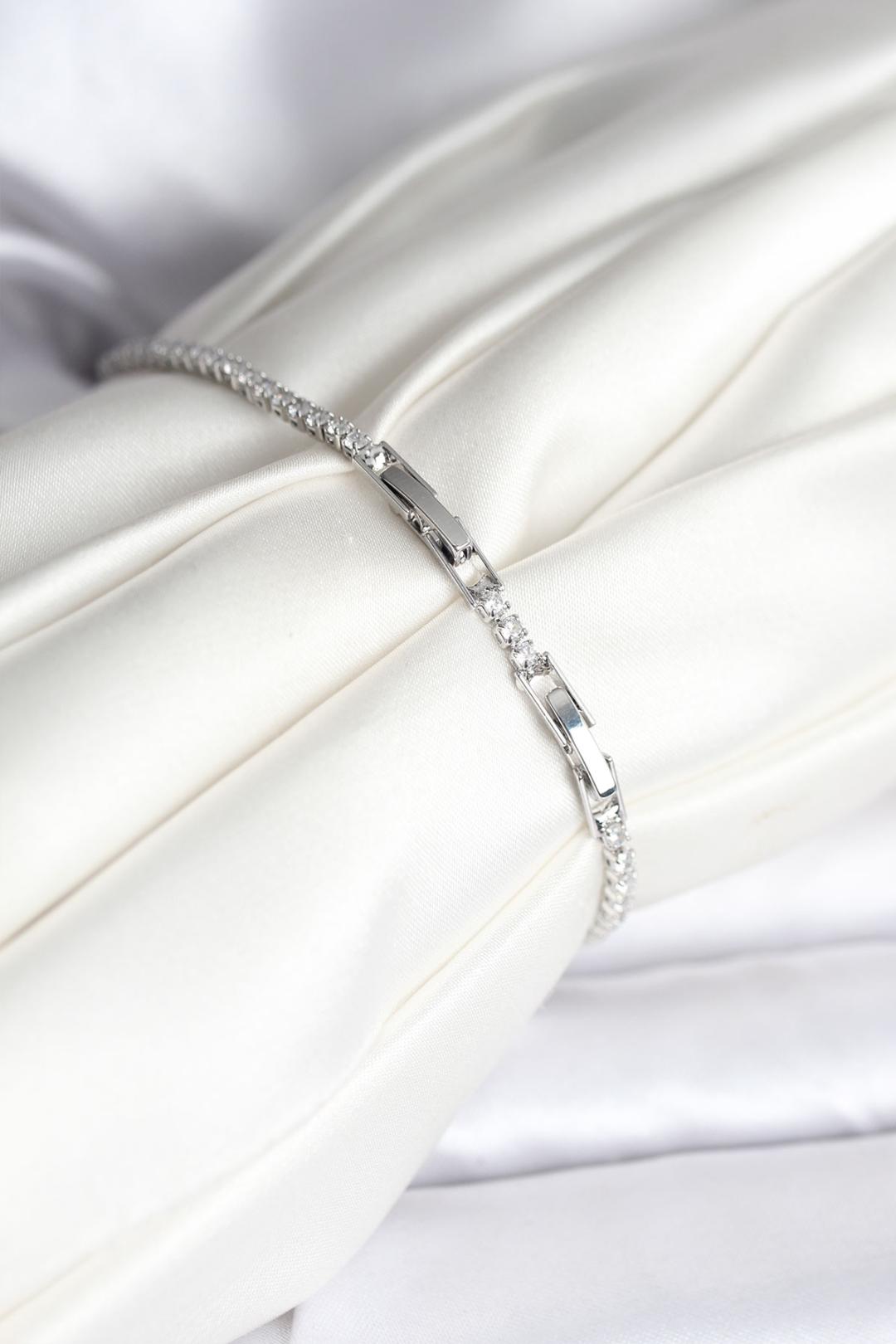 Çiçekli Model Zirkon Taşlı Gümüş Renk Su Yolu Kadın Bileklik