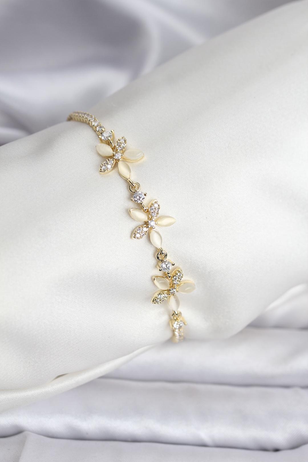 Çiçek Model Zirkon Taşlı Gold Renk Pirinç Su Yolu Kadın Bileklik