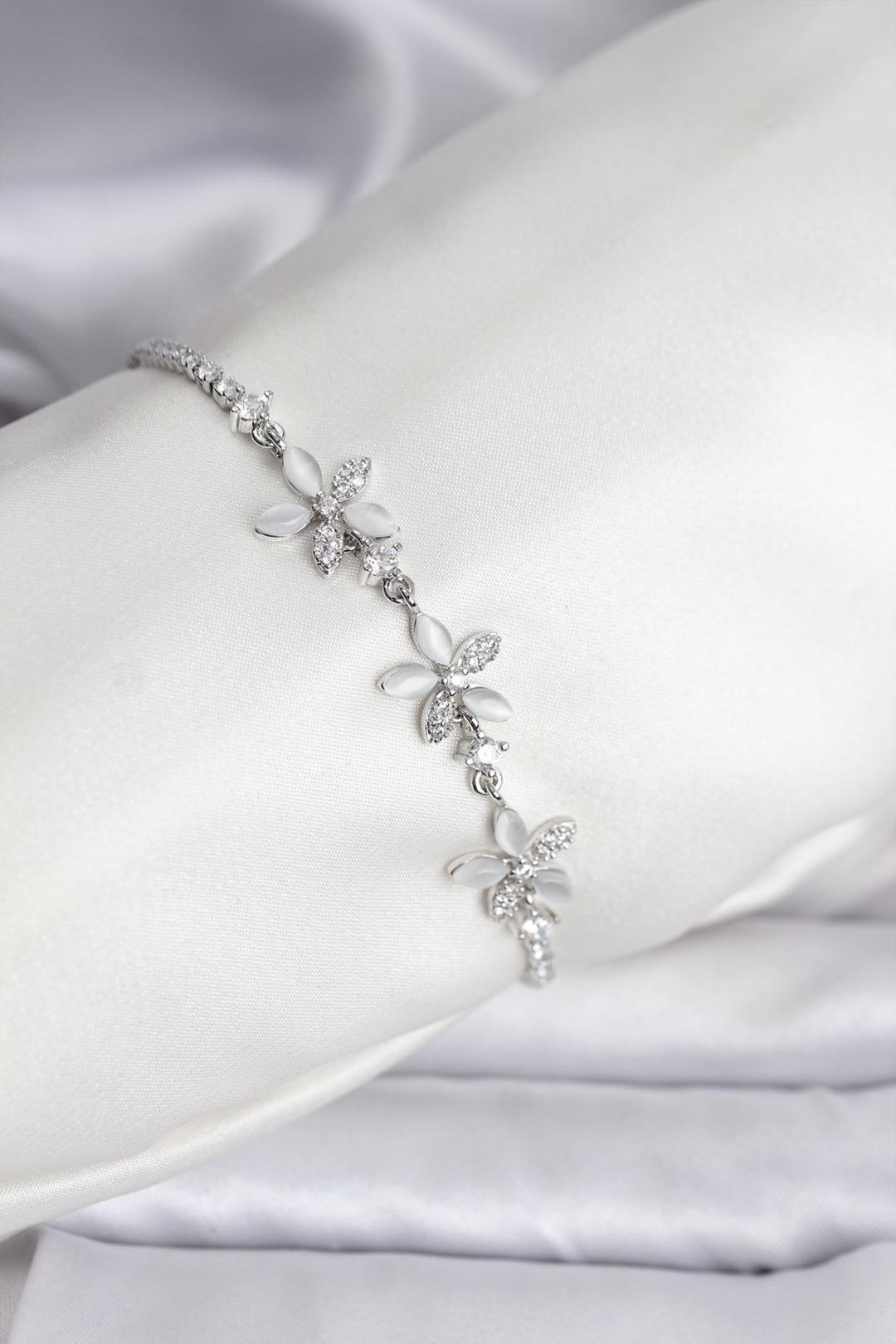 Çiçek Model Zirkon Taşlı Gümüş Renk Pirinç Su Yolu Kadın Bileklik