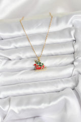 Çelik Zincir Gold Renk Kızak ve Çam Ağacı Figürlü Yılbaşı Temalı Kadın Kolye